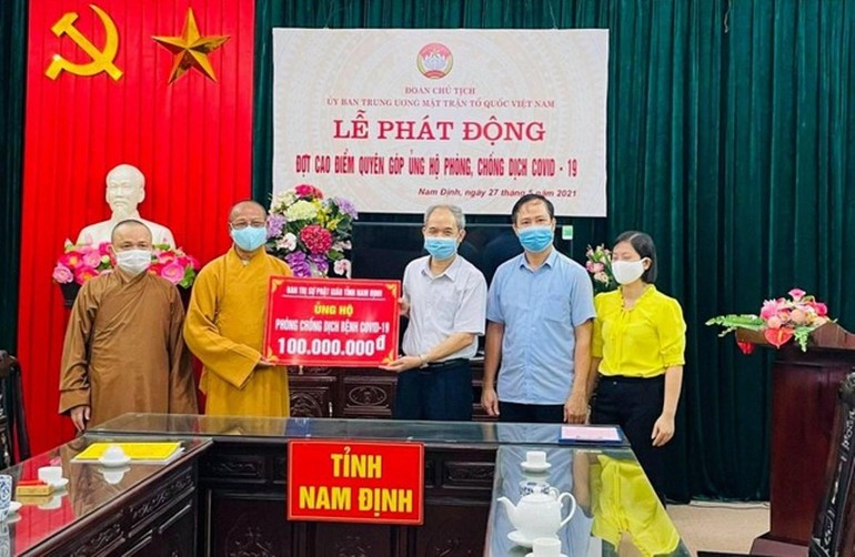 Thượng tọa Thích Quảng Hà trao tặng 100 triệu đồng đến Quỹ Phòng, chống Covid-19