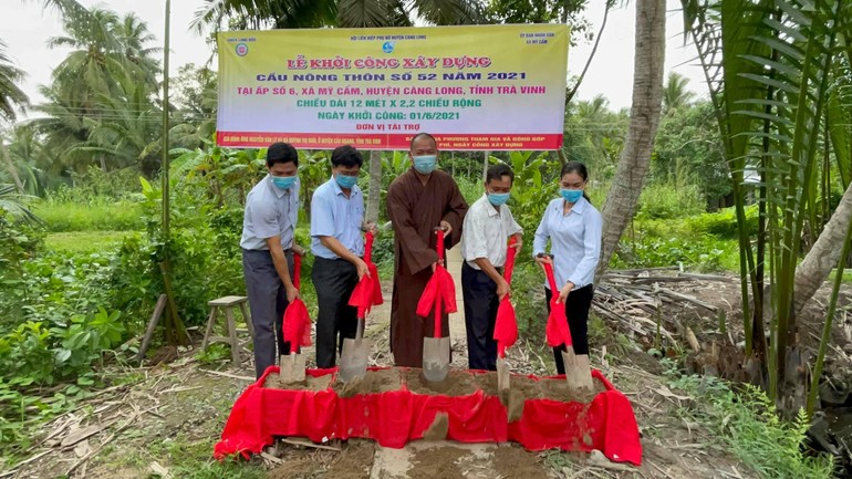 Lễ khởi công xây dựng cầu nông thôn số 52 tại ấp số 6, xã Mỹ Cẩm, huyện Càng Long - Ảnh: L.B