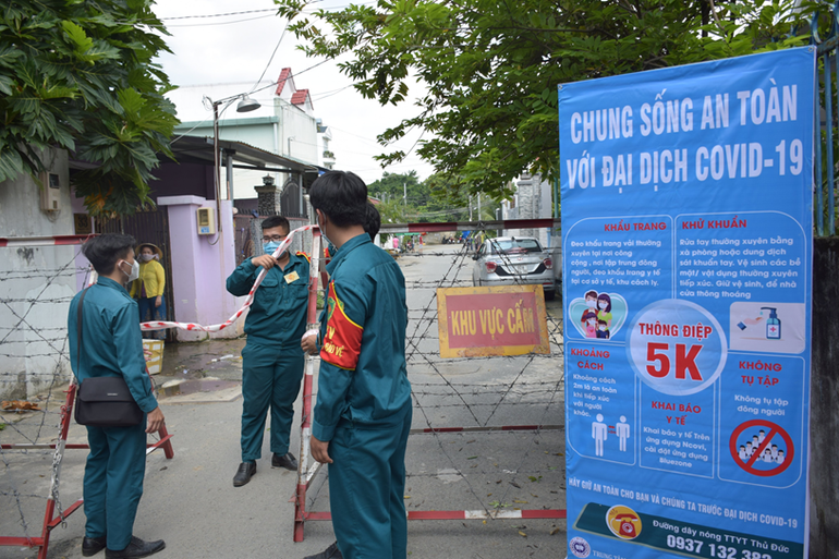 Khoanh vùng, phong tỏa khu vực liên quan bệnh nhân COVID-19 - Ảnh: An Bình - HCDC