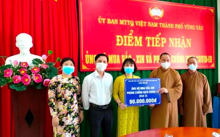 Đại đức Thích Thiện Thông ủng hộ mua vắc-xin phòng chống Covid-19 đến Ủy ban MTTQVN TP.Vũng Tàu