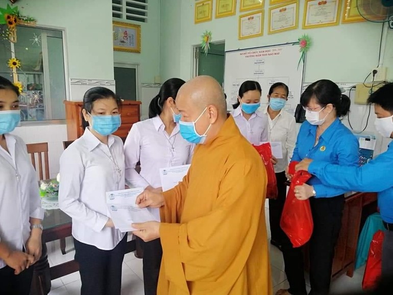 Hòa thượng Thích Trí Minh trao quà đến đoàn viên và người lao động khó khăn chịu ảnh hưởng dịch bệnh Covid -19 