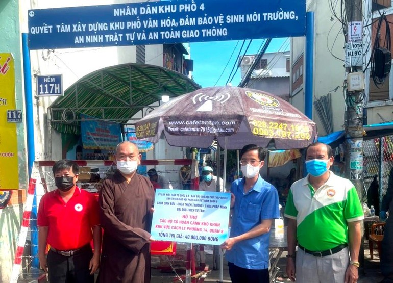 Thượng tọa Thích Huệ Công trao biển quà tặng đến cư dân trong hiểm phong tỏa thuộc khu phố 4, phường 14