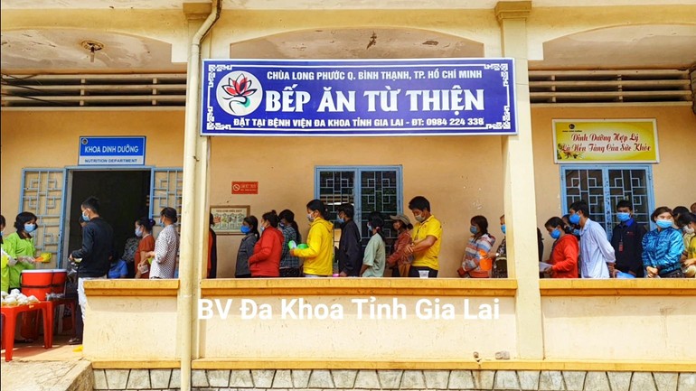 Bếp cơm từ thiện của chùa Long Phước tại BV.Đa khoa tỉnh Gia Lai - Ảnh: Lê Nam