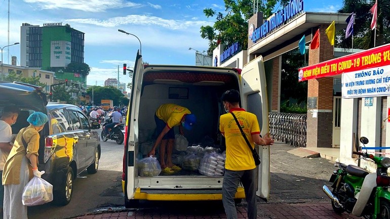 Vận chuyển hơn 300 suất cơm đến Bệnh viện Trưng Vương phục vụ y bác sĩ - Ảnh: T.N