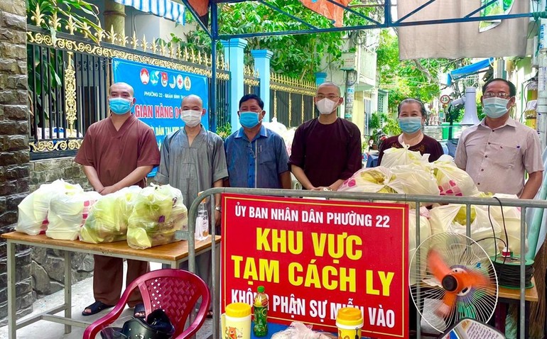  Chư tăng chùa Văn Thánh chia sẻ những suất cơm yêu thương đến người dân khu phong toả