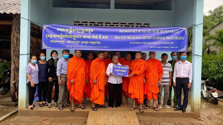 Hội Đoàn kết Sư sãi yêu nước huyện Trà Cú bàn giao 2 căn nhà đại đoàn kết tại địa phương 