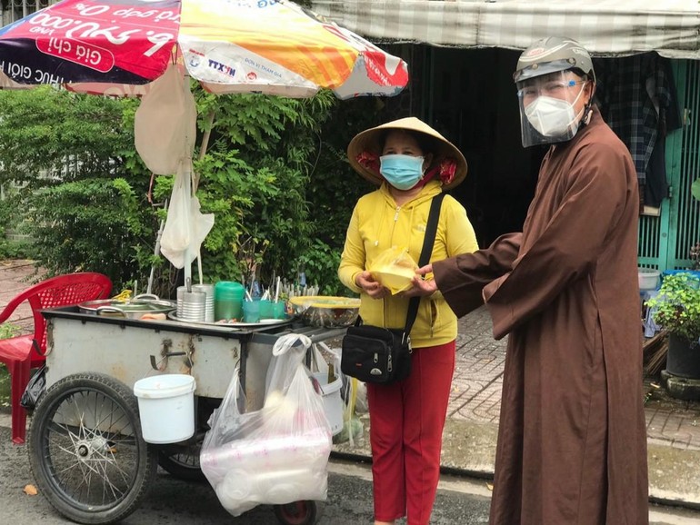 Thượng tọa Thích Lệ Quang tặng suất cơm đến người lao động khó khăn trên địa bàn quận 8