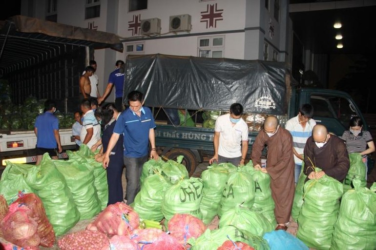 Chư tôn đức Tăng Ni, Phật tử tỉnh Đắk Lắk đóng rau củ quả chuyển đến người dân TP.HCM 