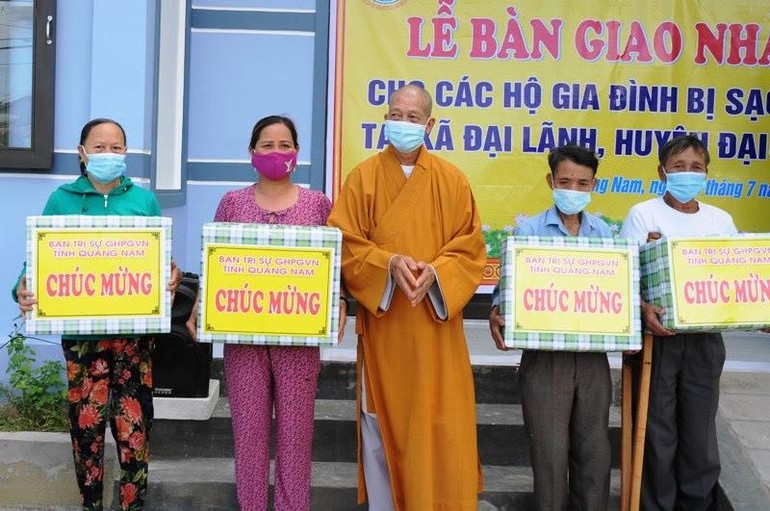 Hòa thượng Thích Thiện Thành chúc mừng các gia đình được bàn giao nhà mới