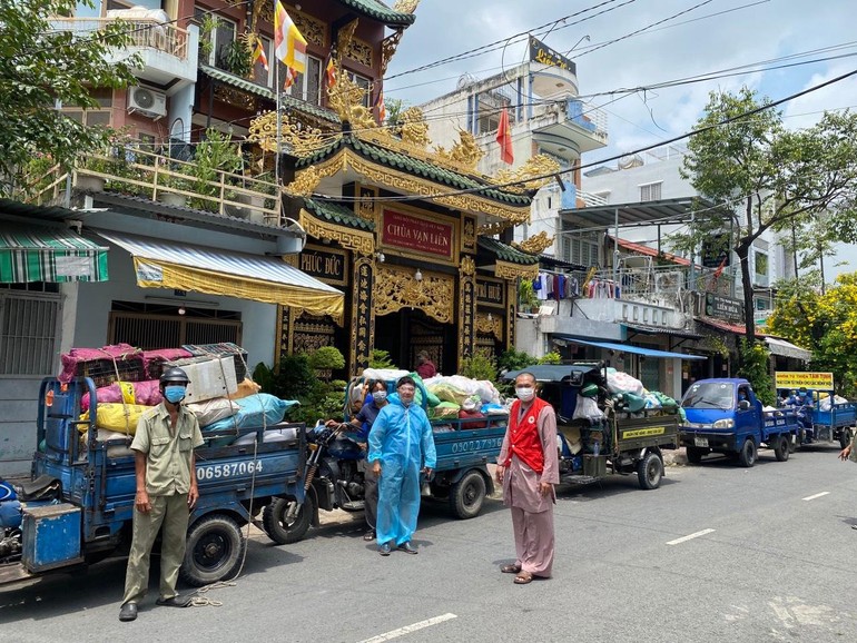 Thượng tọa Thích Lệ Quang điều phối các chuyến xe chở rau củ quả đến các khu cách ly 