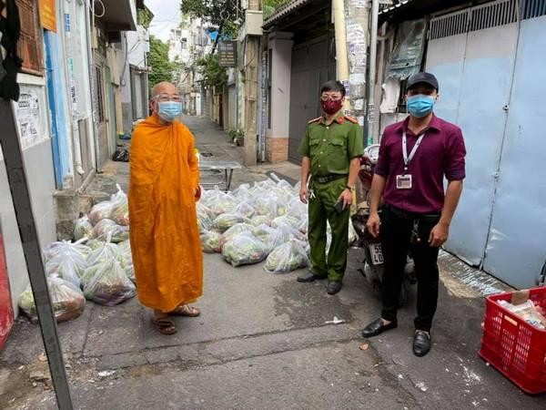  Thượng tọa Thích Minh Lộc trao quà tại khu vực phong tỏa trên địa bàn quận Bình Thạnh