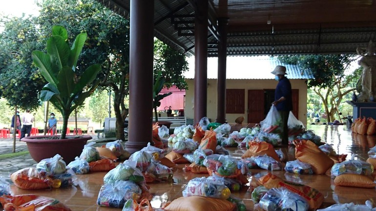  Hội Từ thiện chùa Tịnh Quang, thị trấn Dầu Giây trao quà đến 100 người bán vé số khó khăn - Ảnh: T.Q