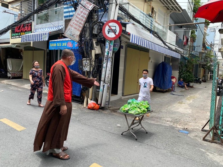 Thượng tọa Thích Lệ Quang tặng quà đến các khu cách ly