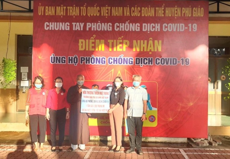 Hòa thượng Thích Huệ Thông thay mặt Ban Trị sự Phật giáo tỉnh trao ủng hộ phòng chống Covid-19