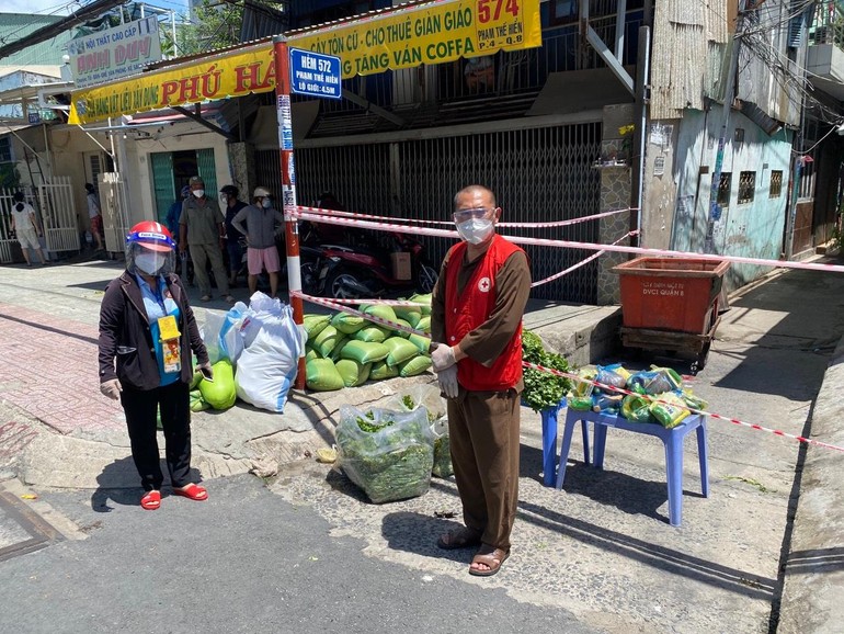  Thượng tọa Thích Lệ Quang, trụ trì chùa Vạn Liên tặng quà đến các khu cách ly, phong tỏa