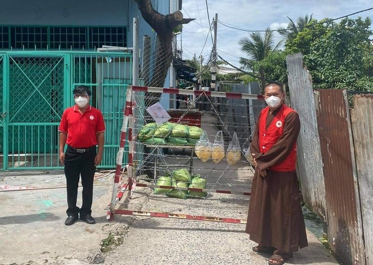 Thượng tọa Thích Lệ Quang cùng ông Nguyễn Quốc Minh trao quà tại khu cách ly phòng Covid-19