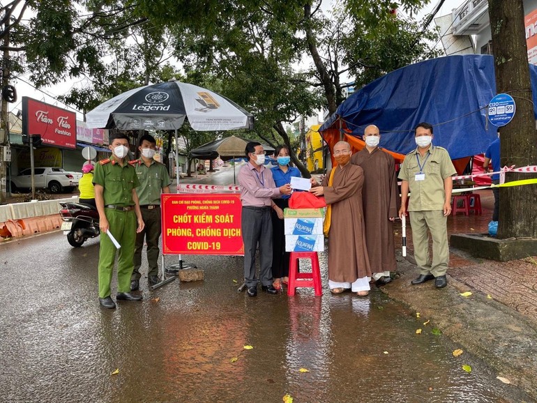 Thượng tọa Thích Quảng Hiền thăm, tặng quà động viên tại 8 chốt kiểm dịch trên địa bàn TP.Gia Nghĩa