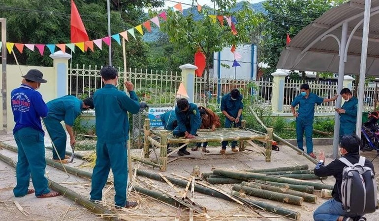 Lực lượng dân quân đóng giường tre gửi vào khu cách ly