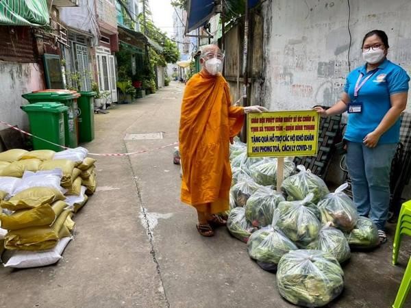 Thượng tọa Thích Minh Lộc tặng đến đại diện phương để giúp người dân khu cách ly