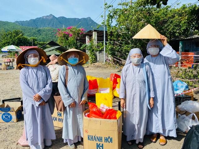 Thành viên của Ban Từ thiện - xã hội chuẩn bị quà tại điểm tập trung đèo Hải Vân