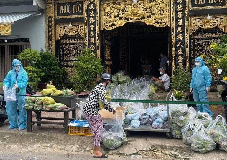 Chùa Vạn Liên trao quà đến người cơ nhỡ, khó khăn do Covid-19 trên địa bàn quận 8