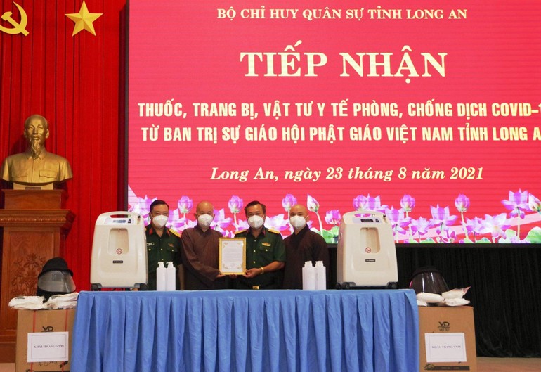 Long An: Ban Trị sự GHPGVN tỉnh tặng quà đến Bộ Chỉ huy Quân sự tỉnh