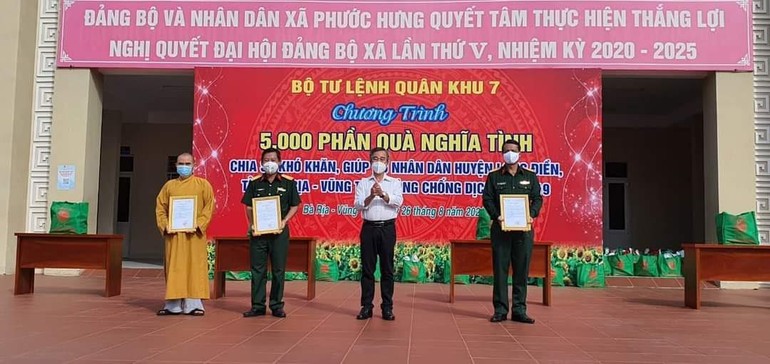 Trao ghi nhận đến đại diện các đơn vị