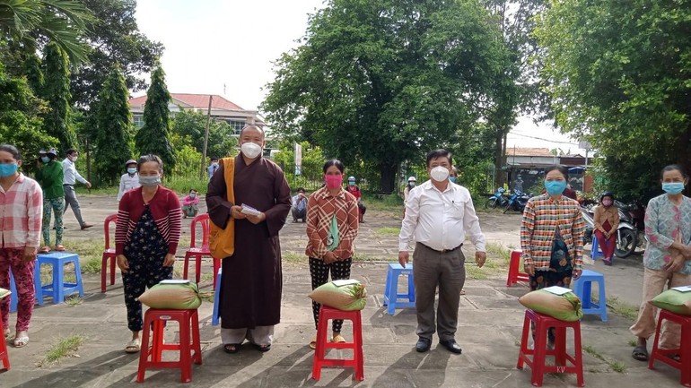 Thượng tọa Thích Trí Thọ trao tặng quà cho bà con bị thiệt hại tài sản vì cơn lốc xoáy