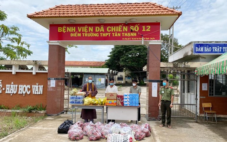 Thượng toạ Thích Lệ Tấn trao quà hỗ trợ Bệnh Viện Dã Chiến số 12 - tỉnh Long An