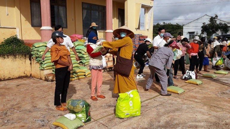 Đại đức Thích Quảng Phước trao quà đến bà con khó khăn huyện Chư Sê