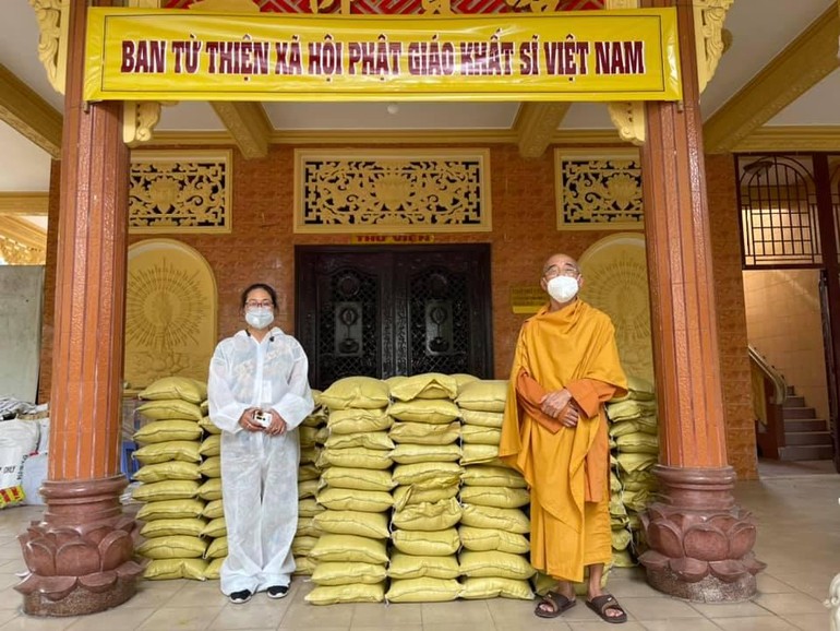 Tịnh xá Trung Tâm trao quà hỗ trợ những gia đình khó khăn đang cách ly, phong tỏa phòng Covid-19