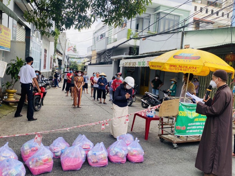 Thượng tọa Thích Minh Trí trao quà tại khu cách ly phòng chống Covid-19