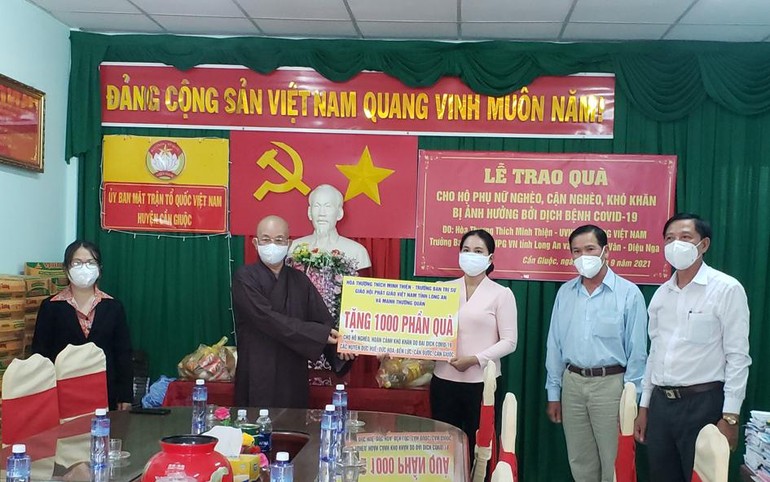 Hòa thượng Thích Minh Thiện trao quà tượng trưng đến chính quyền địa phương để hỗ trợ cho bà con