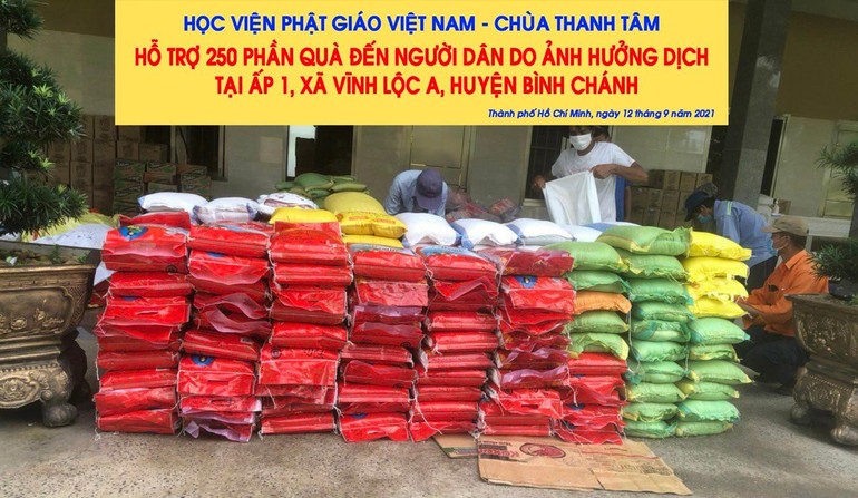  Học viện, chùa Thanh Tâm trao quà đến những gia đình khó khăn do Covid-19 - Ảnh: TT