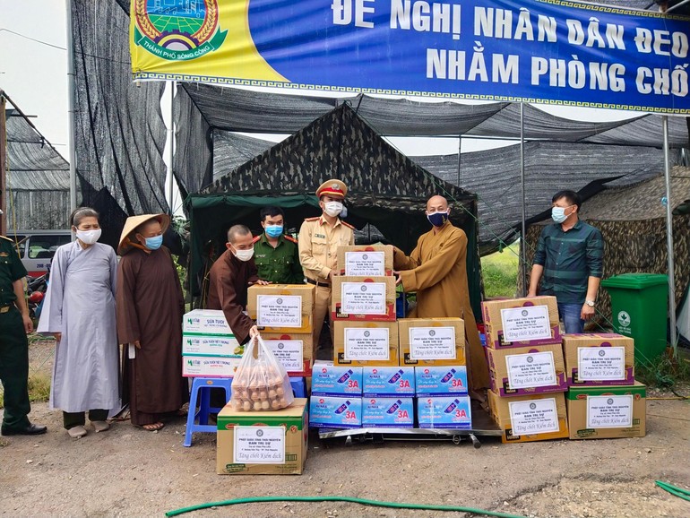 Thượng tọa Thích Nguyên Thành trao quà động viên lực lượng kiểm dịch phòng Covid-19