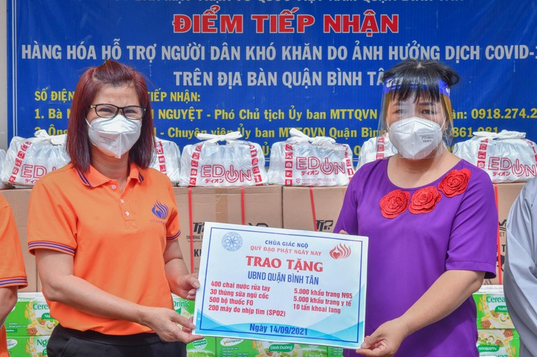 Bà Nguyễn Thanh Nguyệt đại diện lãnh đạo quận tiếp nhận quà tặng của chùa Giác Ngộ