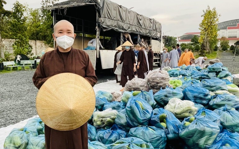 Ni sư Thích nữ Như Nguyệt thay mặt Tăng, Ni sinh tại Học viện, chùa Thanh Tâm tiếp nhận số rau quả 