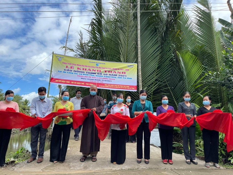 Đại đức Thích Minh Trí cùng Hội Liên hiệp Phụ nữ tỉnh Trà Vinh cắt băng khánh thành cầu số 40 - Ảnh: L.B