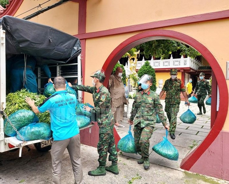 Chùa Viên Giác được sự hỗ trợ của lực lượng bộ đội giúp vận chuyển rau quả cúng dường