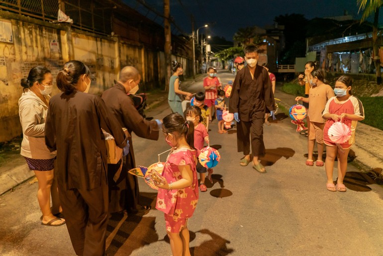 Niềm vui của các em nhỏ vui Tết Trung thu với quà, lồng đèn do các thầy, tình nguyện viên mang đến tặng