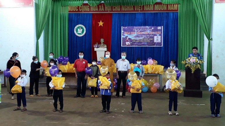 Các em học sinh được tặng quà, học bổng nhân Tết Trung thu