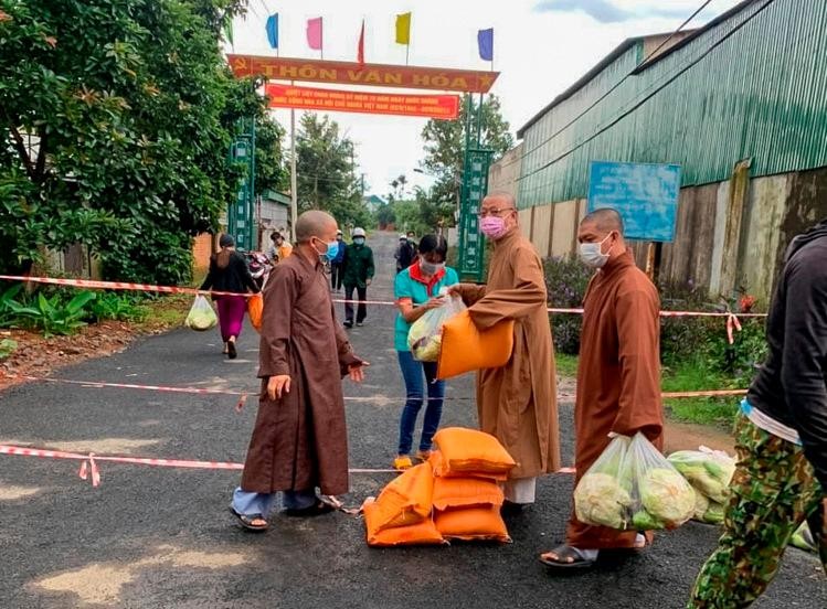 Thượng tọa Thích Quảng Tuấn trao quà đến hơn 100 gia đình trong khu phong thôn Đắk Xuân, xã Đắk Lao