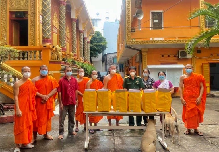 50 phần quà được các đơn vị trao đến chư Tăng, Phật tử người Khmer nhân lễ Sen Đôn-ta