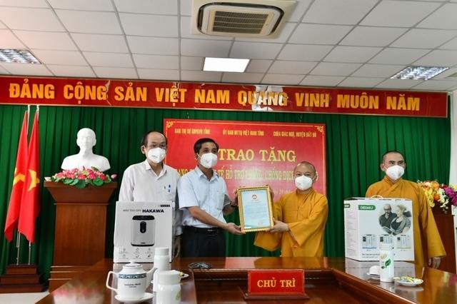 Thượng tọa Thích Nhật Từ trao đến Ủy ban MTTQVN tỉnh Bà Rịa - Vũng Tàu các nhu yếu phẩm, vật tư y tế