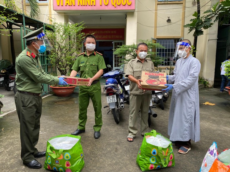 Quan Âm tu viện phối hợp Công an TP.Thủ Đức trao quà đến người lao động khó khăn