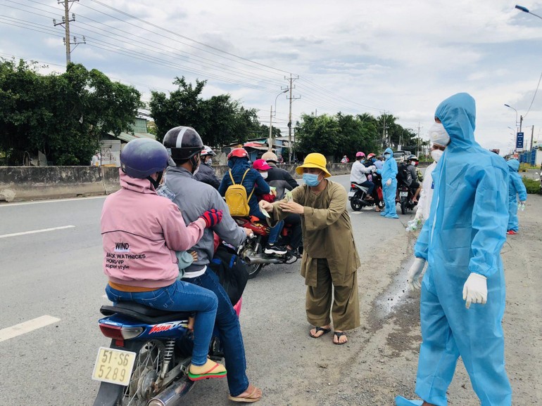 Chùa Thạnh Đức chia sẻ với bà con trên hành trình trở về quê