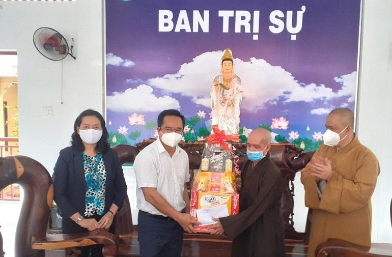 Ông Nguyễn Văn Được, Bí thư Tỉnh ủy Long An trao quà đến chư tôn đức Ban Trị sự huyện Thủ Thừa