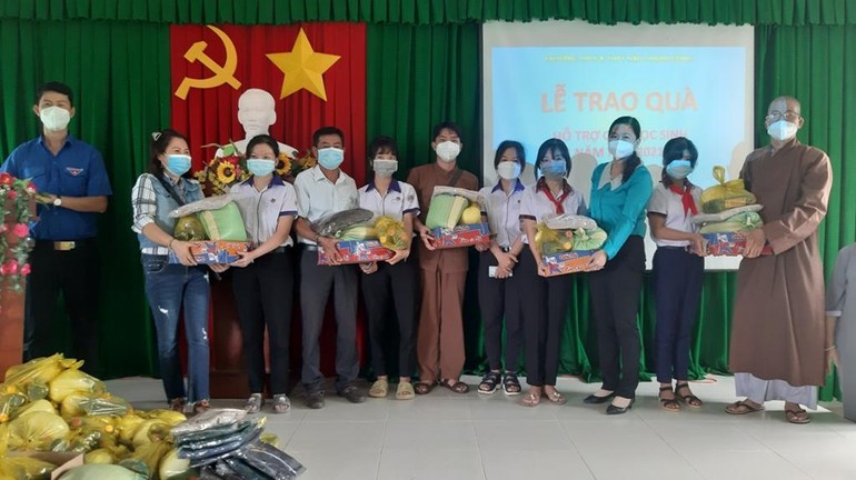 Thượng tọa Thích Lệ Tấn trao 50 phần quà đến học sinh khó khăn hiếu học