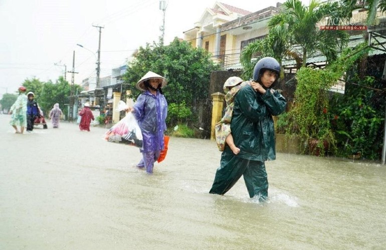 Nước ngập gần đến nửa nhà, người dân trong nhà đã sơ tán đi đến nơi cao hơn