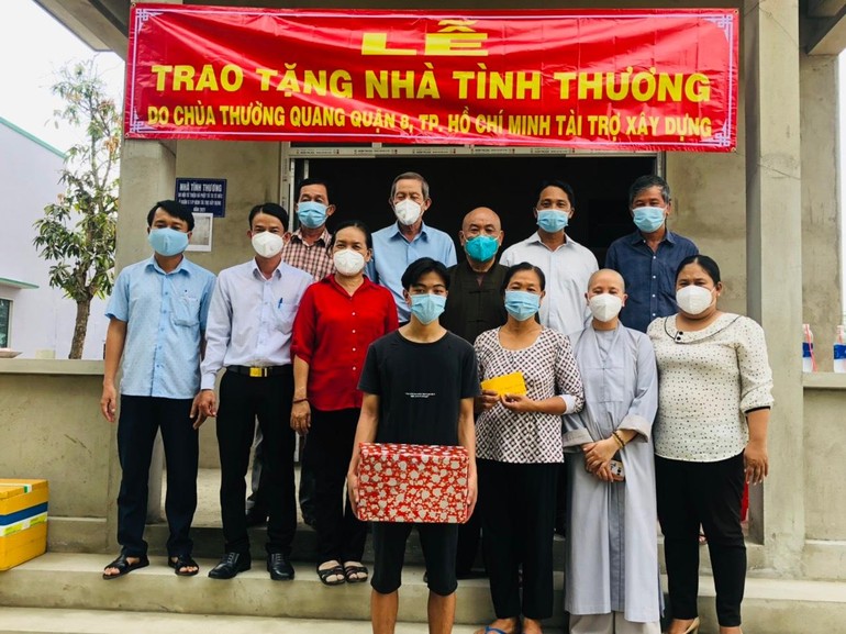 Hòa thượng Thích Chon Tịnh bàn giao căn nhà tình thương đến gia đình bà Lê Thị Huyền